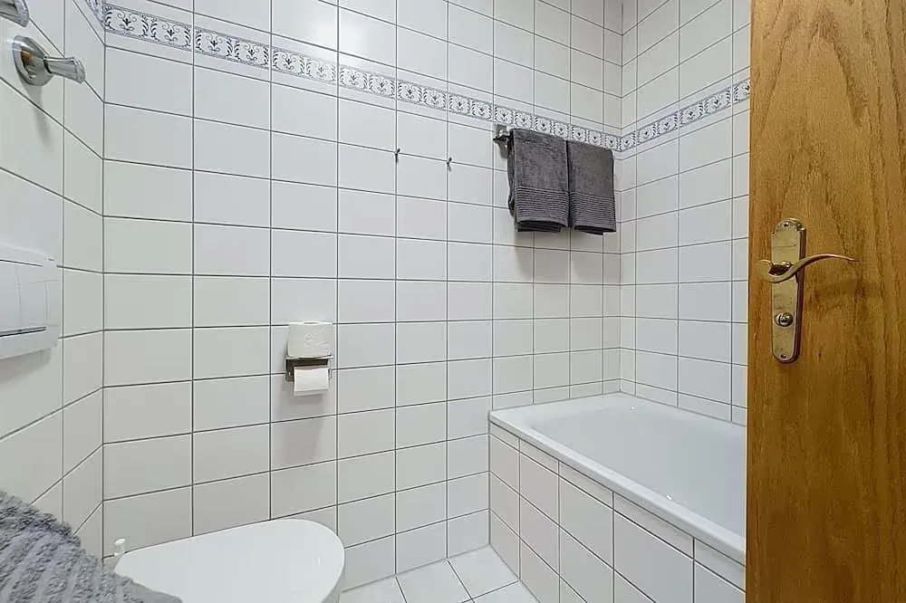 Bad mit Badewanne in der Ferienwohnung Brünnsteinzauber
