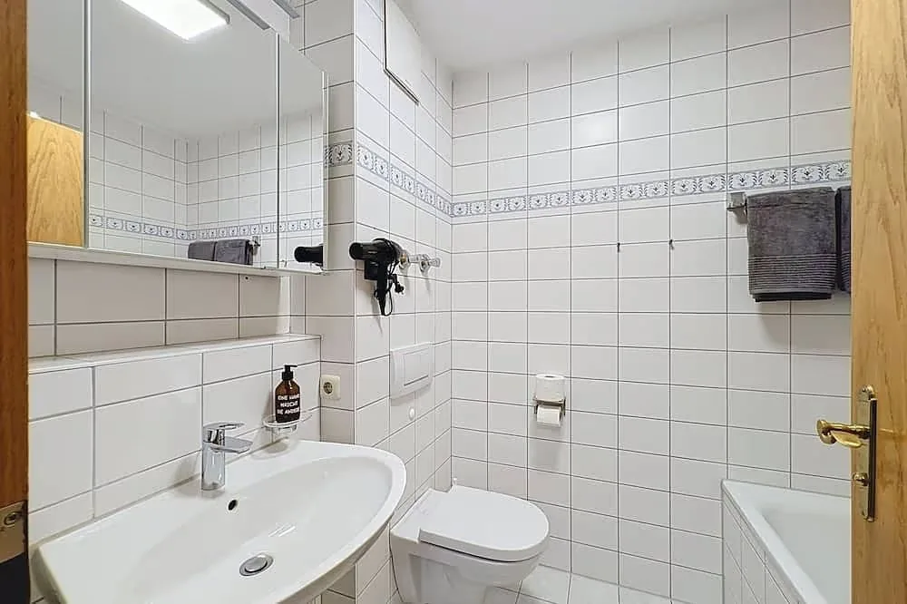 Badezimmer mit Waschbecken und Badewanne