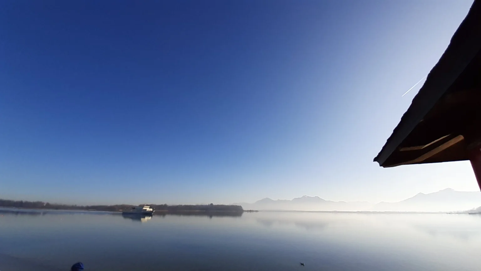 Chiemsee mit Alpenpanorama und Spiegelung
