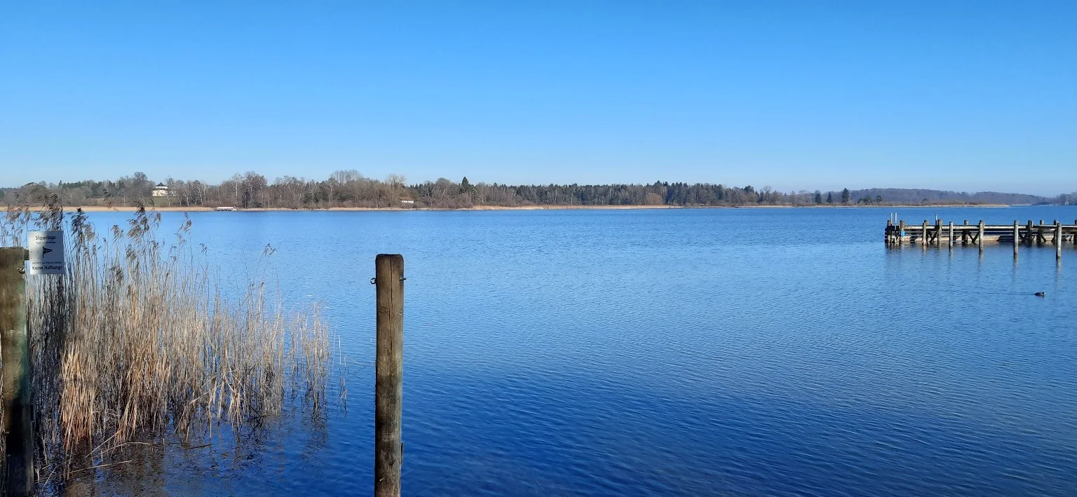 Chiemsee mit Ufer und weiter Wasserfläche