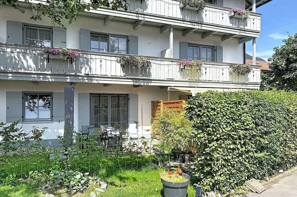 Haus Brünnstein mit Balkonen und Garten