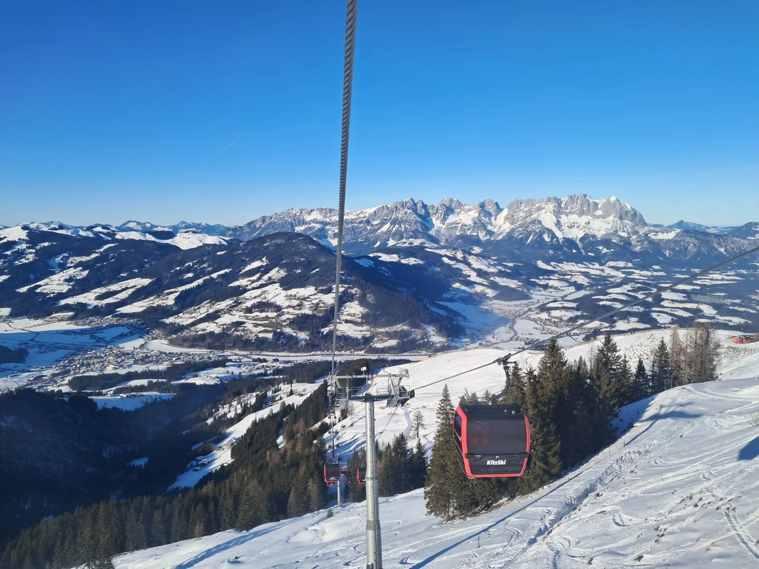 KitzSki Gondel mit Winterpanorama bei Kitzbühel