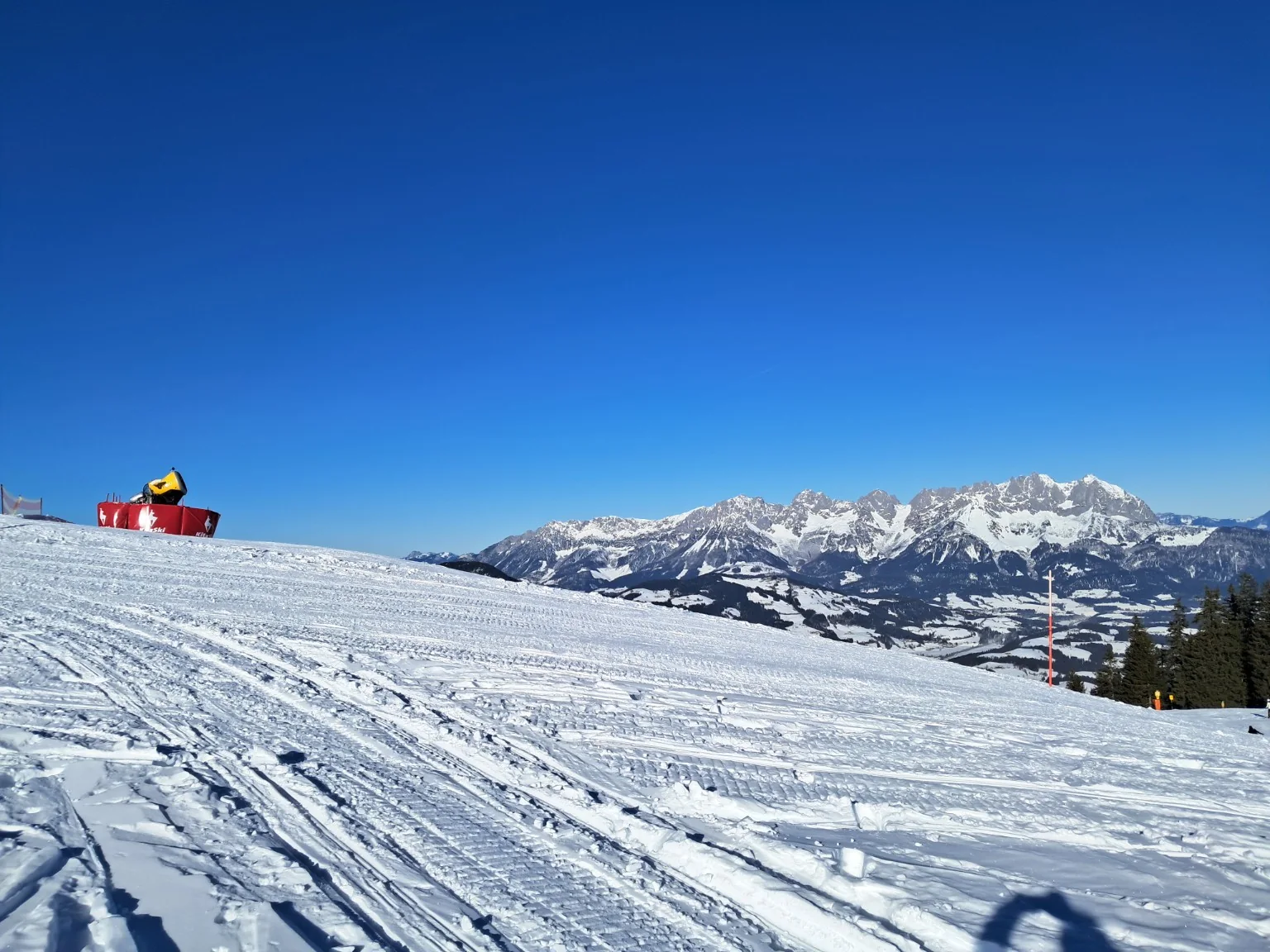 Verschneites Bergpanorama bei Kitzbühel