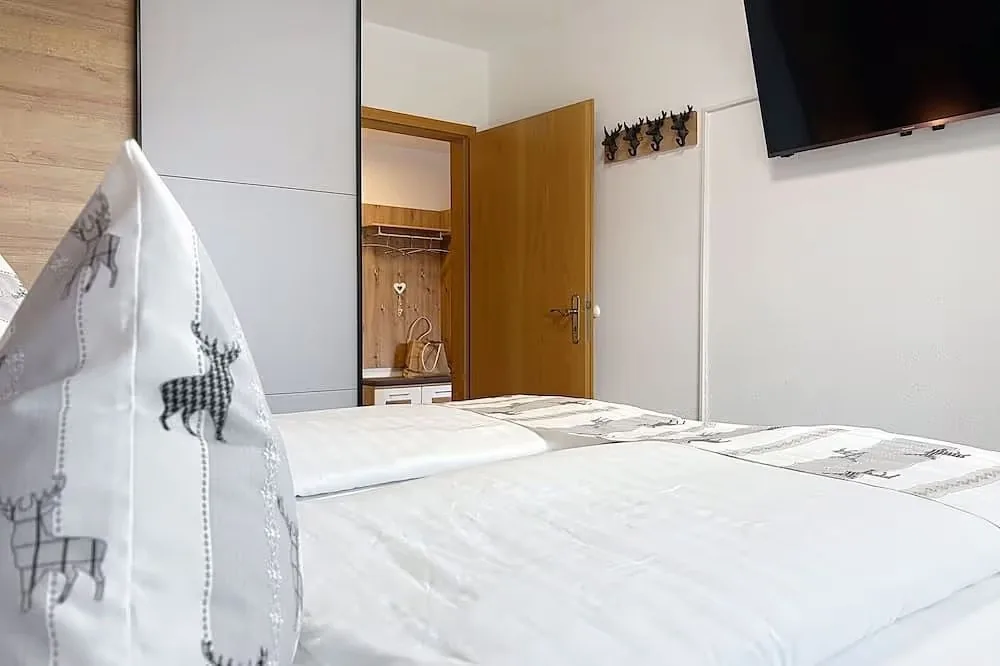 Schlafzimmer mit Doppelbett