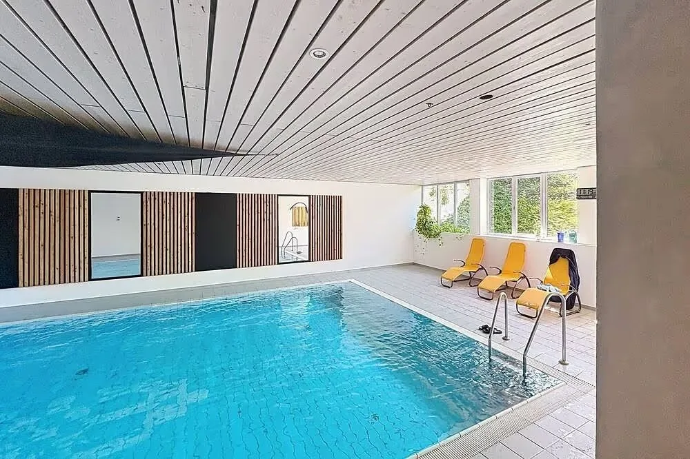 Hallenbad mit moderner Wandgestaltung