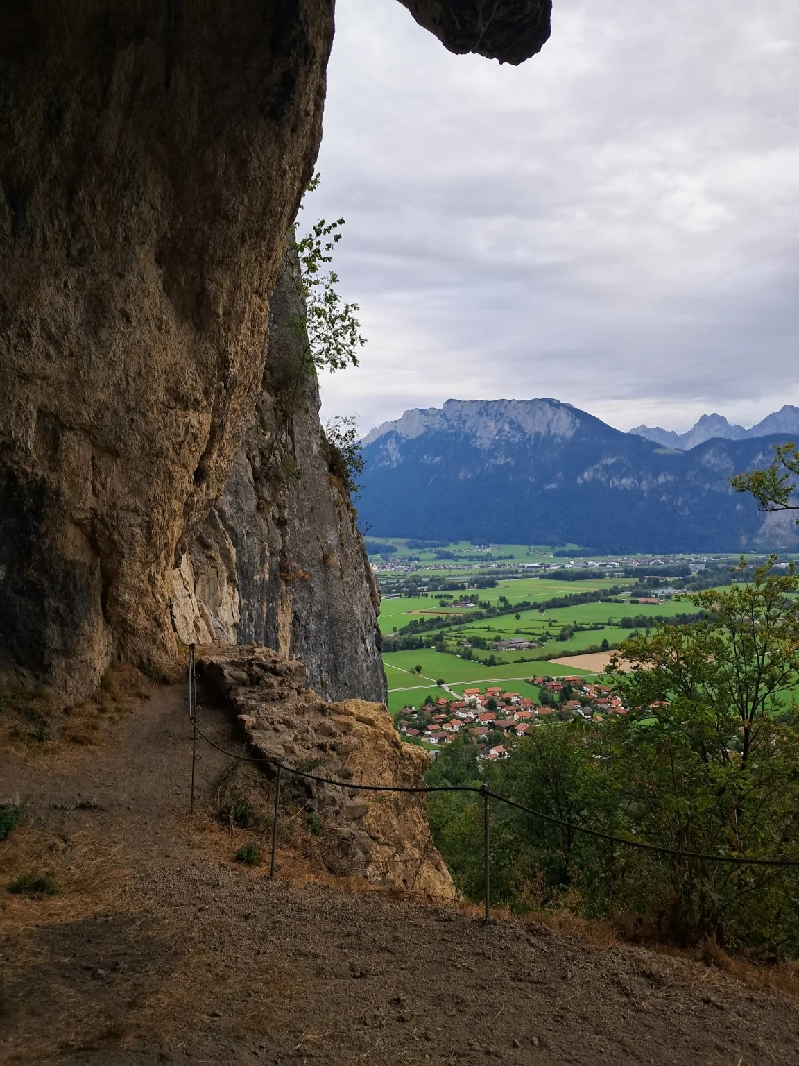 Aussichtsreicher Weg mit Talblick