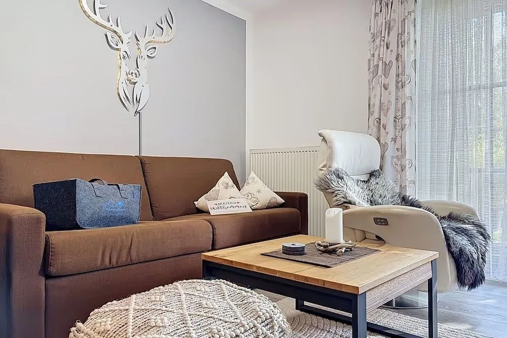 Wohnzimmer mit Sofa und Relaxsessel